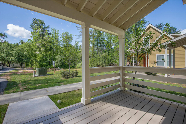 Building Photo - Modern Home in Kenilworth