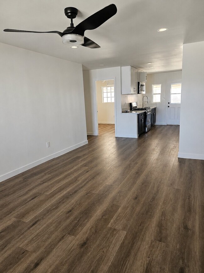 Building Photo - 873 Riverlawn Ave