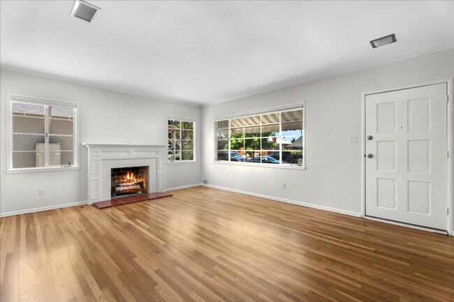 Foto del edificio - Charming Updated 2-Bedroom Van Nuys Home w...