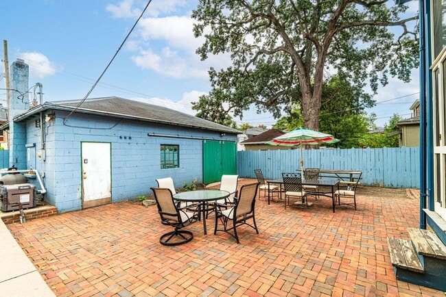 Building Photo - Huge Brick House in Victorian Village/Short North, Beautiful Woodwork 3 Car Garage and Swimming pool