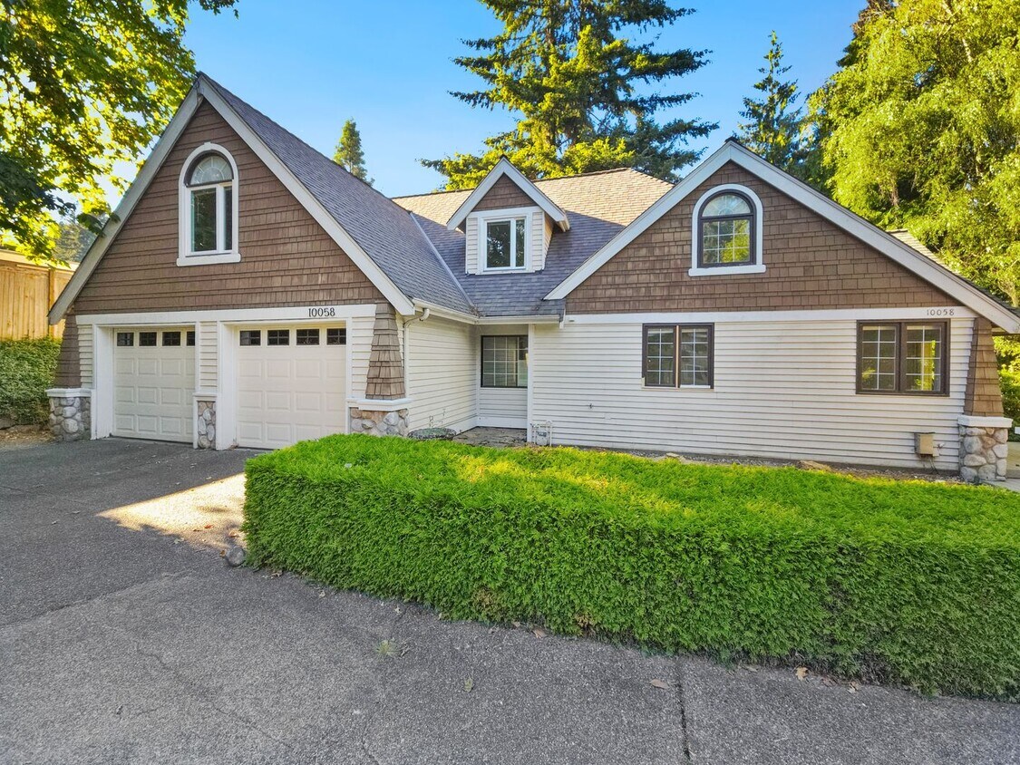 Primary Photo - Stunning 4-Bedroom Home with Luxurious Mas...