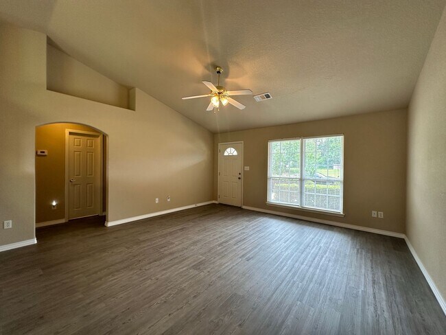 Foto del edificio - Beautiful Move In Ready 3 Bed 2 Bath for R...