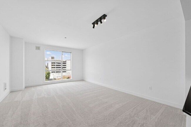 Foto del edificio - Prime Oakland 1-Bed Condo w/ Resort-Style Amenities & Utilities Included