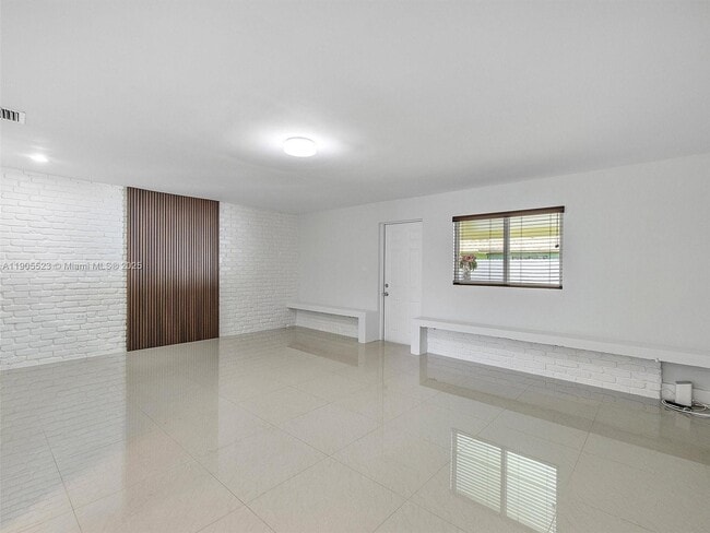 Foto del edificio - 3840 NW 176th St