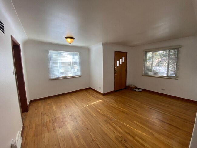 Foto del edificio - Simply Adorable Two Bedroom Apartment right near Denver University