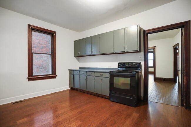 Building Photo - 831 W Franklin St