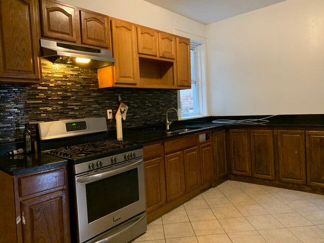 Kitchen with beautiful countertops, including oven and fridge - 2114A Fulton St