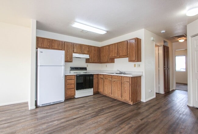 Building Photo - 8460 E Lakeshore Dr
