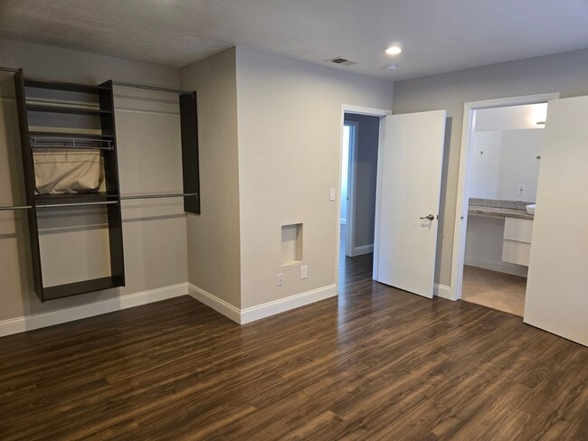 Building Photo - Newly Updated 3 Bedroom, 1.5 Bathroom on C...