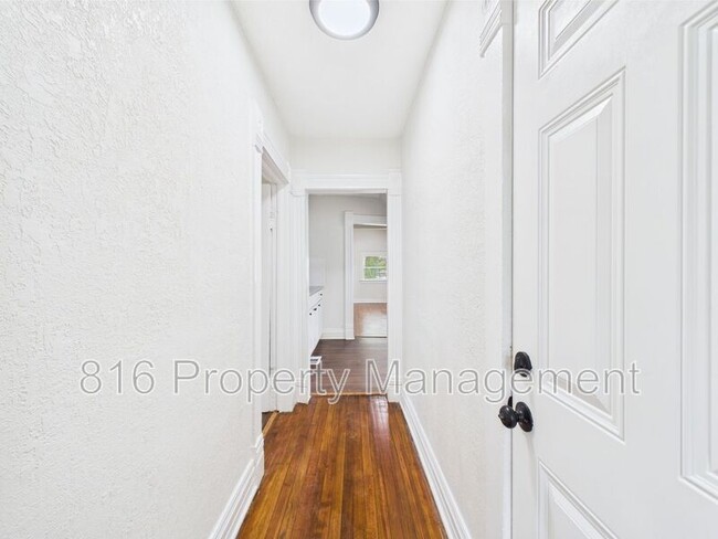 Building Photo - 633 S Fuller Ave