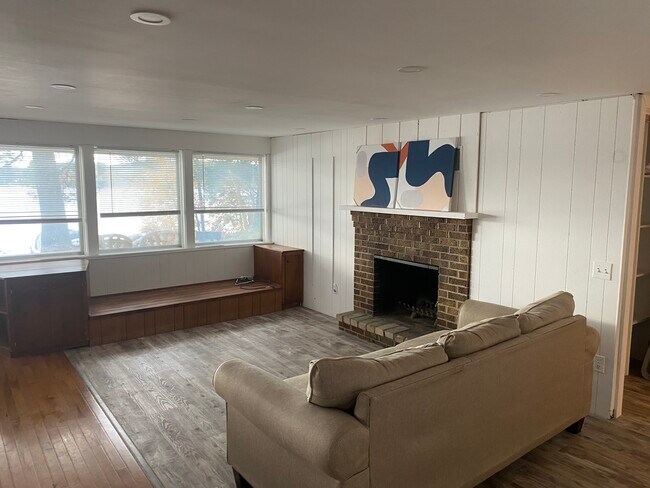 Building Photo - 1431 Lake Dr