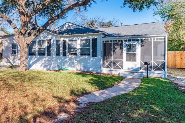Building Photo - RENOVATED 2-BEDROOM IN ALAMO HEIGHTS