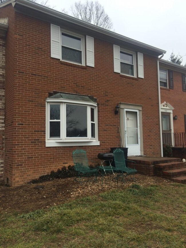 Foto del edificio - 1357 Devon Ln