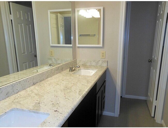 Foto del edificio - 2255 Braeswood Park Dr