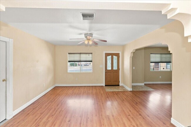 Foto del edificio - Spacious Home, Generous Yard, Great Riverside Location