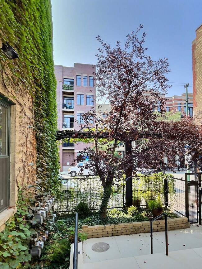 Building Photo - 2943 N Lincoln Ave