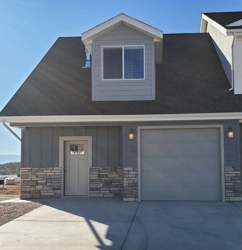 Foto principal - Welcoming 2 Bed, 2.5 Bath Townhouse