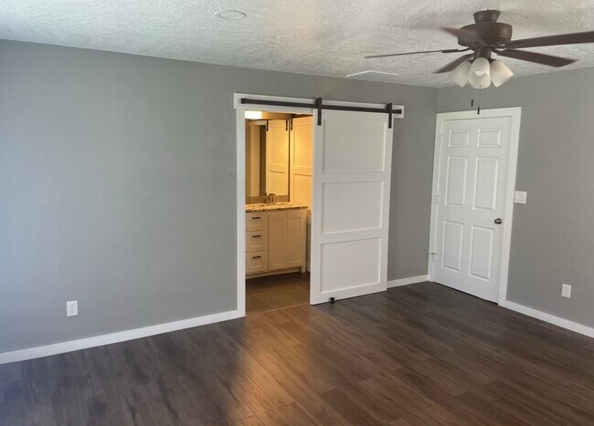 Foto del edificio - 1233 Crossroads Ct