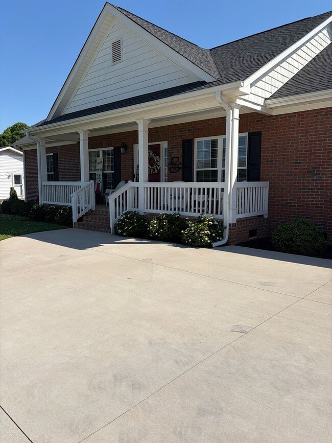 Building Photo - 202 Roscoe Dr