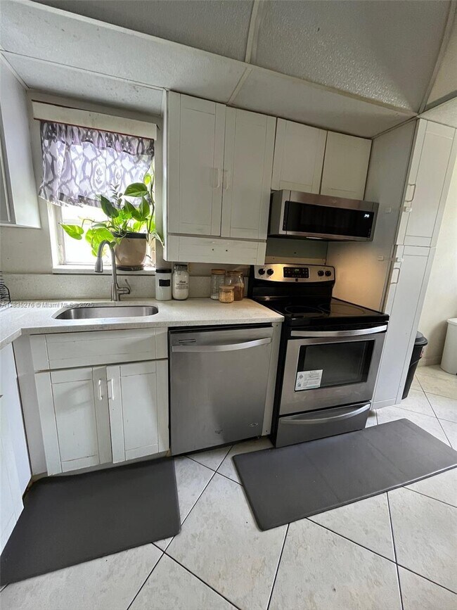 Foto del edificio - 8321 Sands Point Blvd