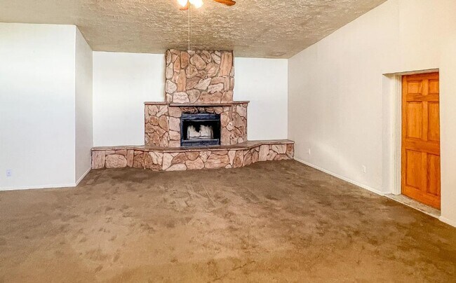 Building Photo - 3BR 2 BA house with Large Yard in NE Heights