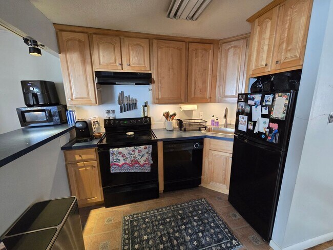 Foto del edificio - 1 Bed - Natural Lighting - In-Unit Laundry - Off-Street Parking