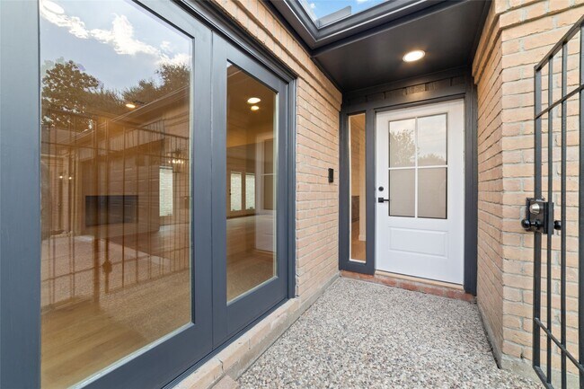 Foto del edificio - 15651 Whitewater Ln