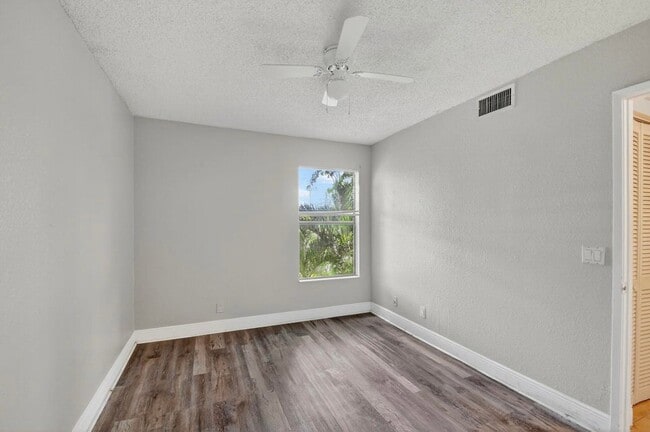 Foto del edificio - 1701 Balfour Point Dr