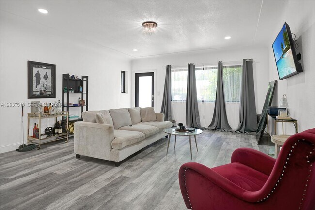 Foto del edificio - 6822 NE 5th Ave