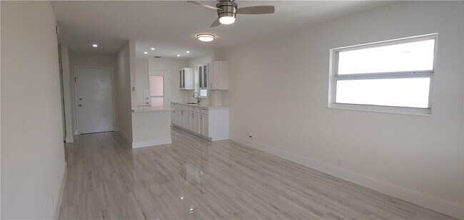 Building Photo - 1480 E Sample Rd