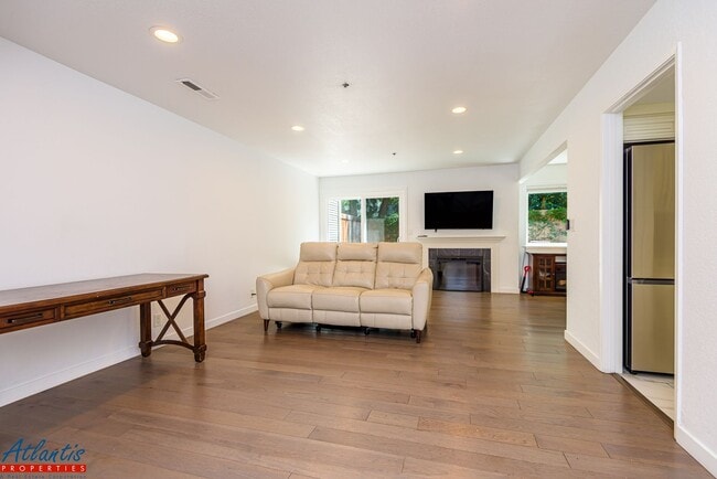 Building Photo - Beautiful Townhouse | Desirable Location