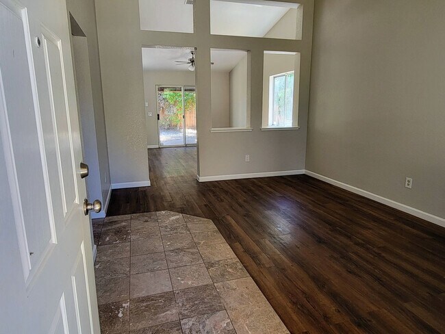 Foto del edificio - Back On The Rental Market Updated Cozy 4 B...