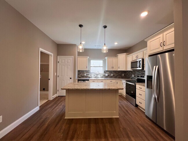 Foto del edificio - New condo 2 bedroom, 2 bath, 2 car garage