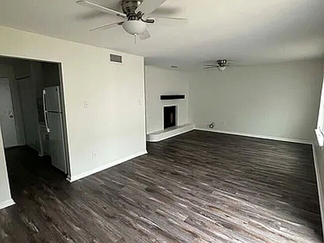 Foto del edificio - 4 Brookwood Cir