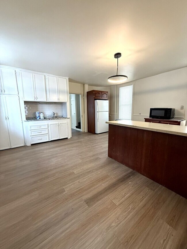 Foto del edificio - 704 W Main St