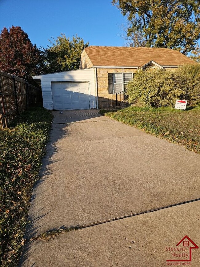 Building Photo - 1609 SW B Ave