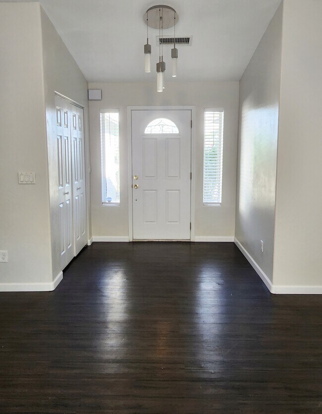 Front Entry Way - 5244 N Robert Rd