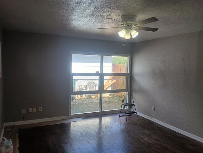 Foto del edificio - Room in Single Family Home on Nash Blvd