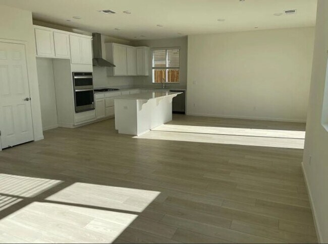 Foto del edificio - **COMING SOON!!** STUNNING 4-BEDROOM HOME ...