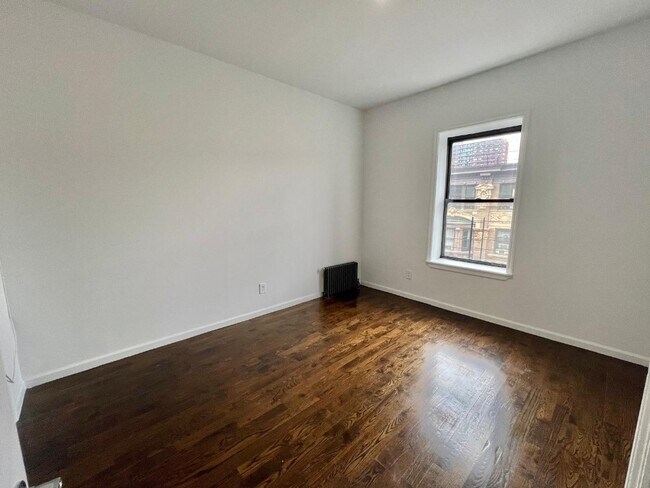 Building Photo - Private Bedroom in 5 beds, 2 full bath apt...
