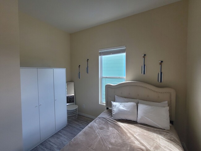 Building Photo - 2 Blocks From Seawall - 2 bed 1.5 bath - S...