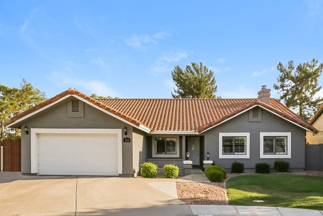 Building Photo - 1214 E Greenway Cir