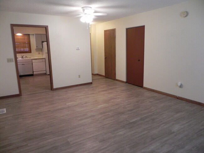 Building Photo - 6008 Red Oak Dr