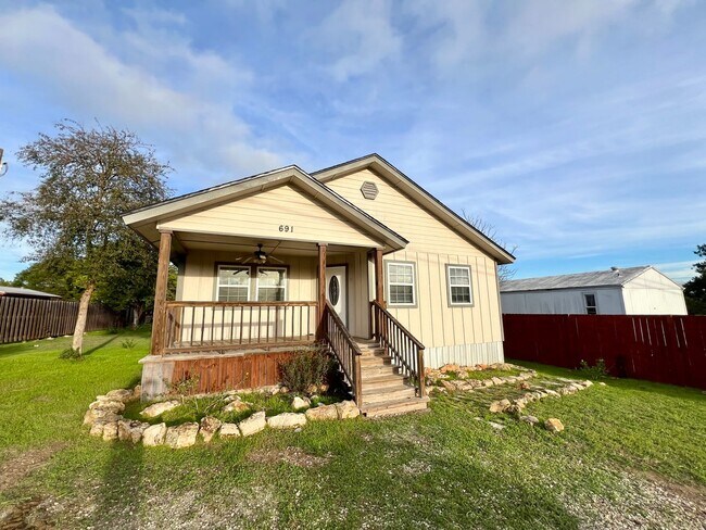 Foto del edificio - MUST SEE!! Rustic Style 3 Bedroom / 2 Bath...