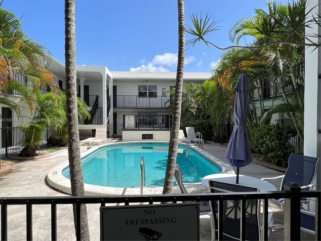 Building Photo - 465 S Royal Poinciana Blvd