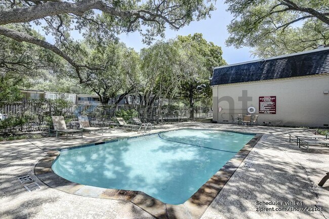 Foto del edificio - 5315 Fleetwood Oaks Ave