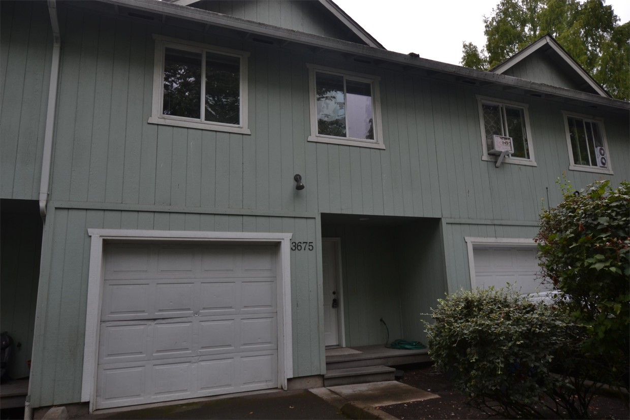 Foto principal - 3675 Lancaster Dr NE