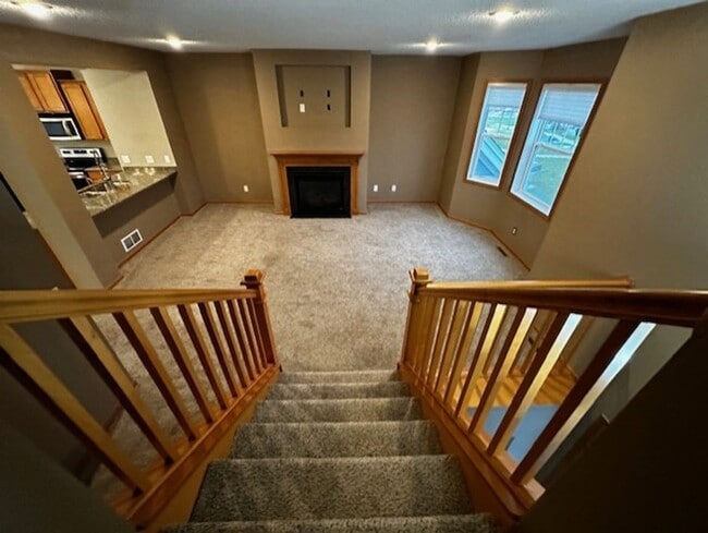 Building Photo - Beautiful End-Unit Cobblestone Lake 3 Bed ...