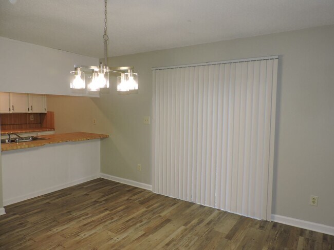 Building Photo - Convenient to schools & shopping!