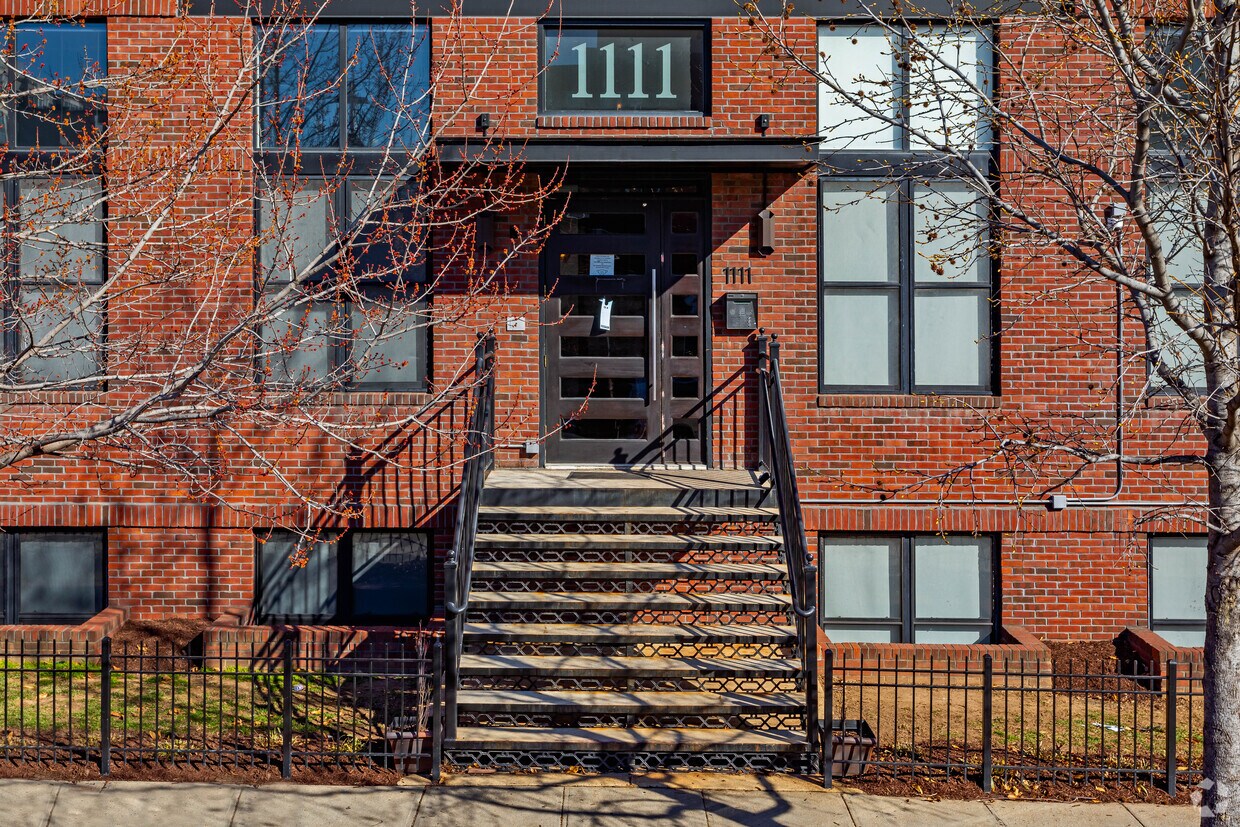 Entrada - 1111 W St NW